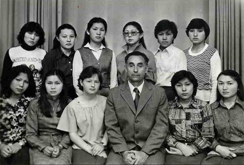 В.И.Гущин среди легкоатлетов и лыжников медицинского училища. 1979 год