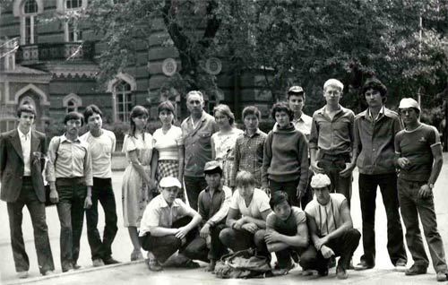 В.И.Гущин (в центре) с поисковиками в Иркутске