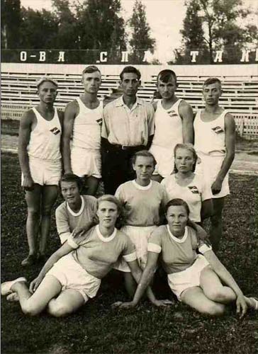 В.И.Гущин (в центре) с победителями соревнований на первенство Казахской ССР по легкой атлетике. 1956 год