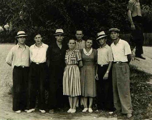 В.И.Гущин (третий слева) с участниками сборной команды Семипалатинской области по легкой атлетике. Алма-Ата, 1954 год