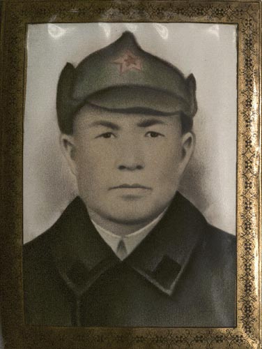 Поклониться могиле отца…